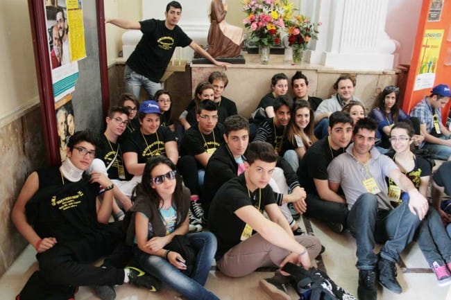 Un gruppo di giovani della parrocchia Maria Ss. della Salute di Castelvetrano durante l'incontro nella chiesa madre di Petrosino con Chiara Amirante.