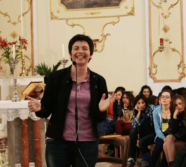 Chiara Amirante durante l'incontro nella chiesa madre di Petrosino.