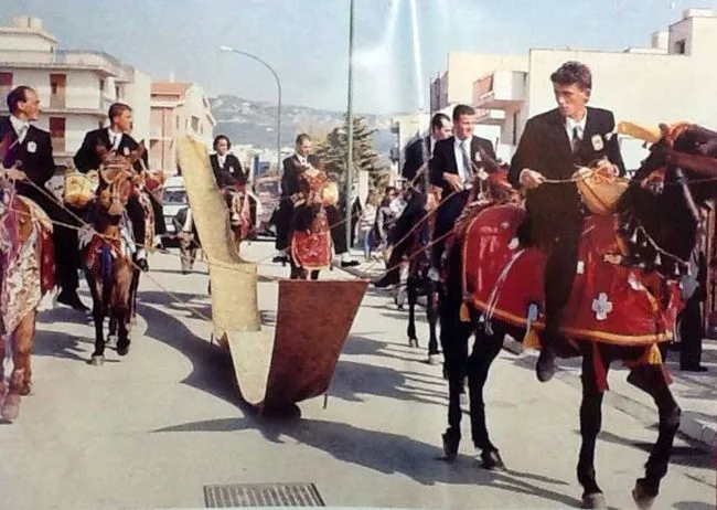 Il "prisenti" portato in corteo.