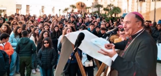 Mazara del Vallo, festa dei cresimandi in piazza