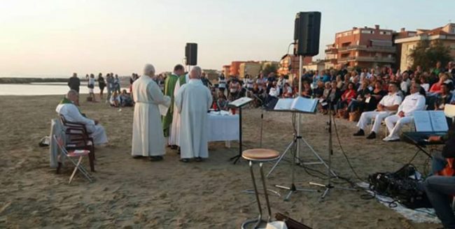 Marsala, santa messa in spiaggia